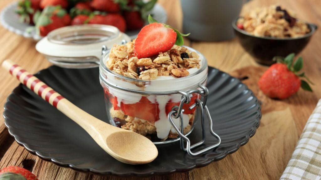 Simple lunches for kids - Yogurt Parfait Lunchbox - Mama Vitalicious